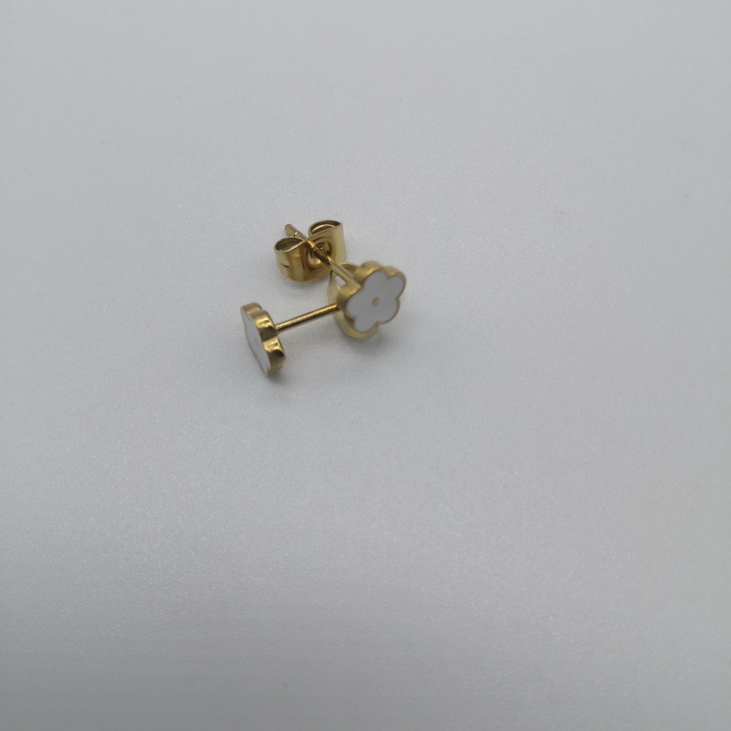 Daisy Enamel stud earrings (white)