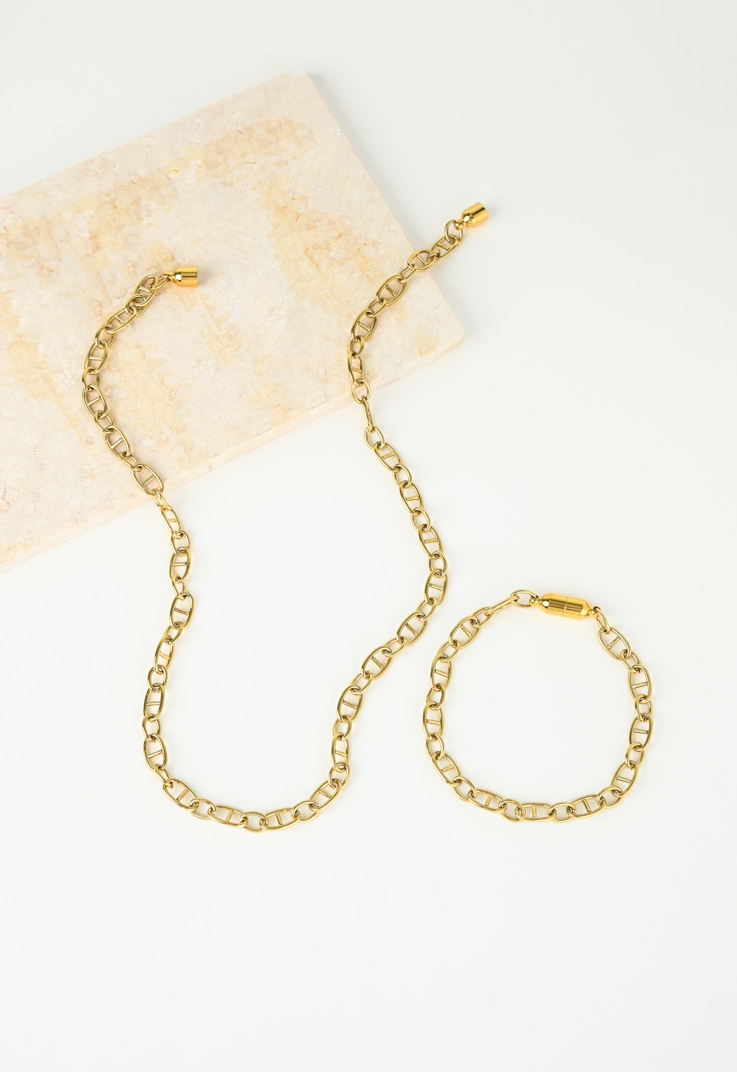 Necklace and bracelet in the smooth metal with magnetic closures