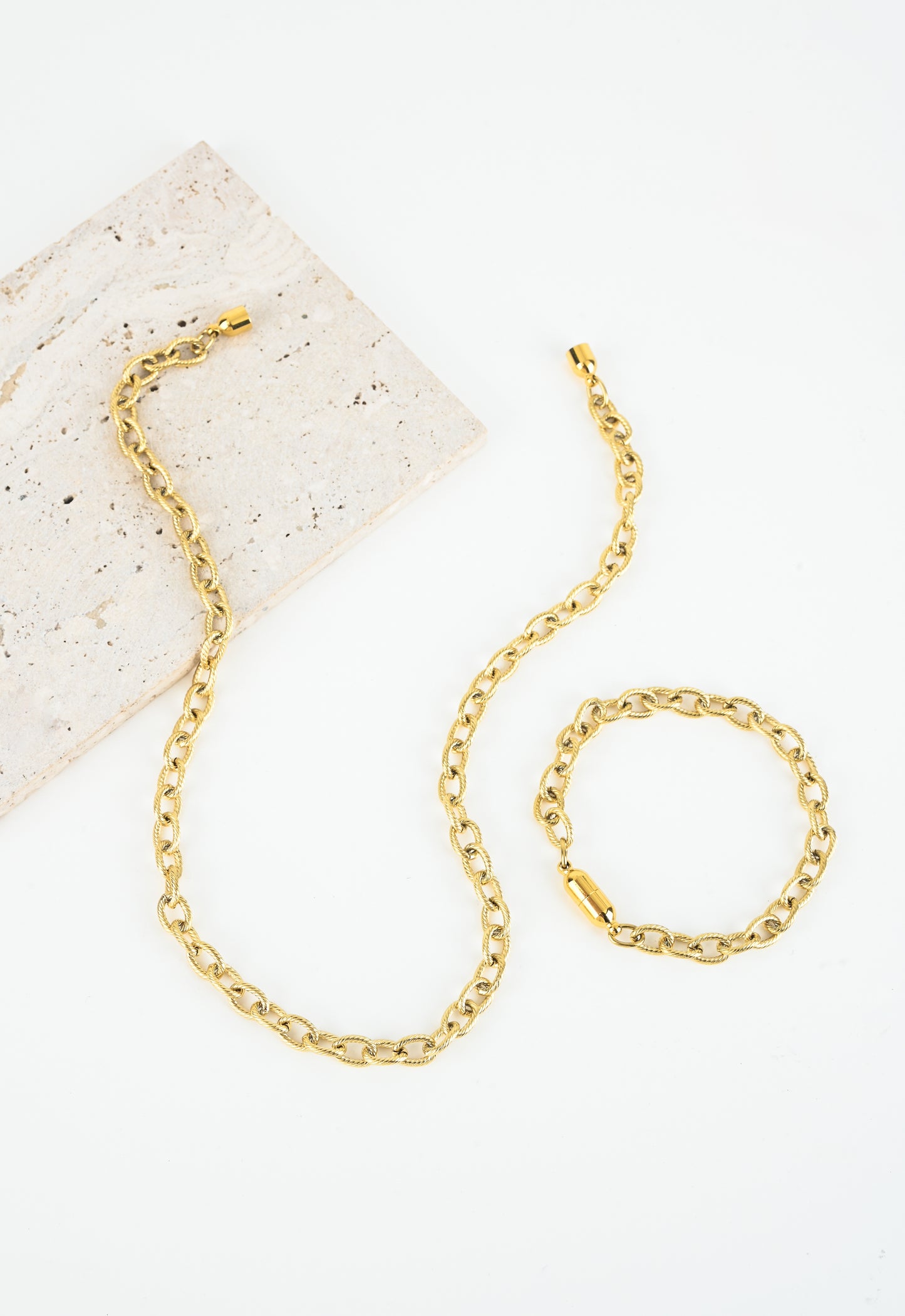 Necklace and bracelet in the textured metal with magnetic closures -gold