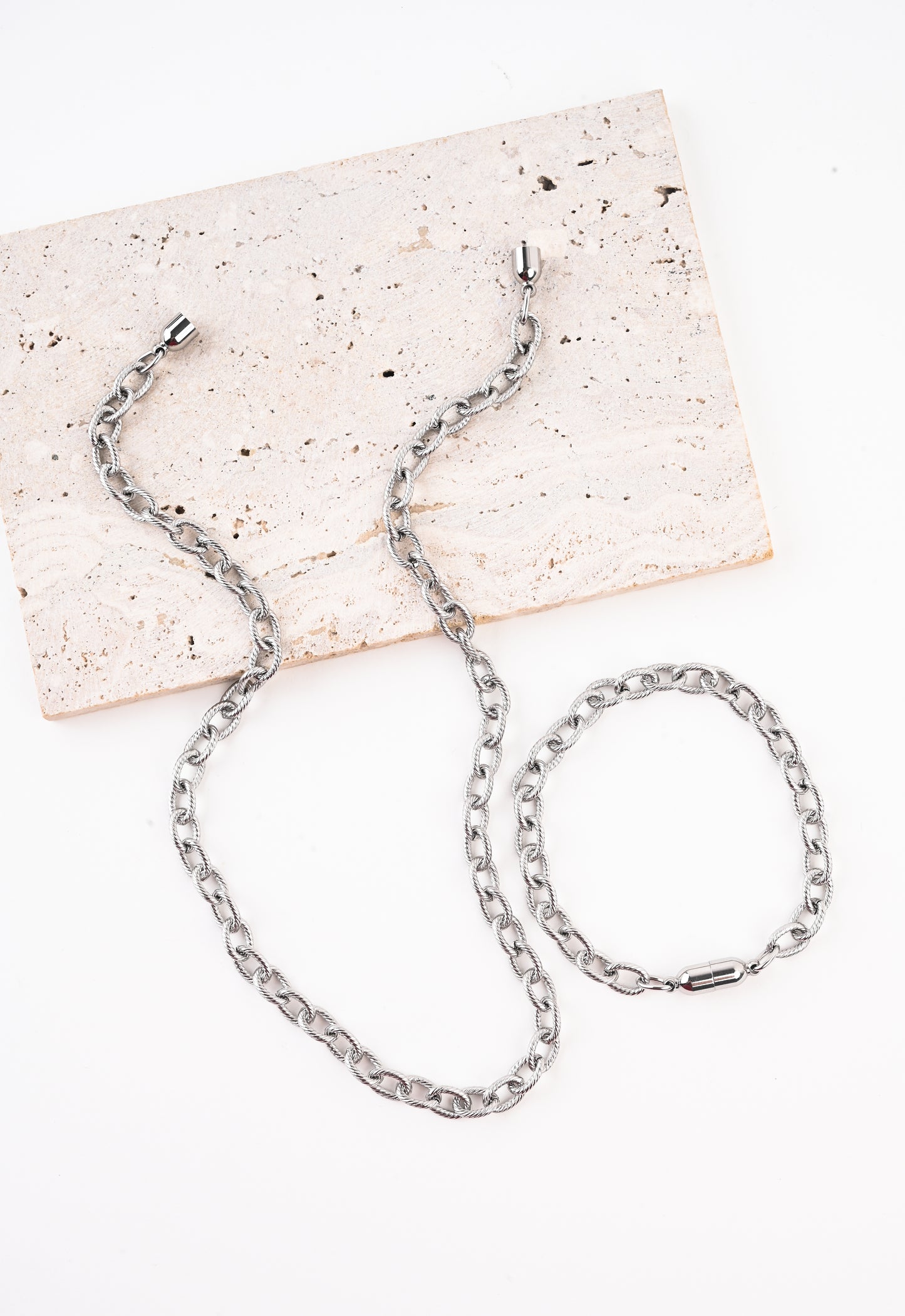 Necklace and bracelet in the textured metal with magnetic closures -Silver