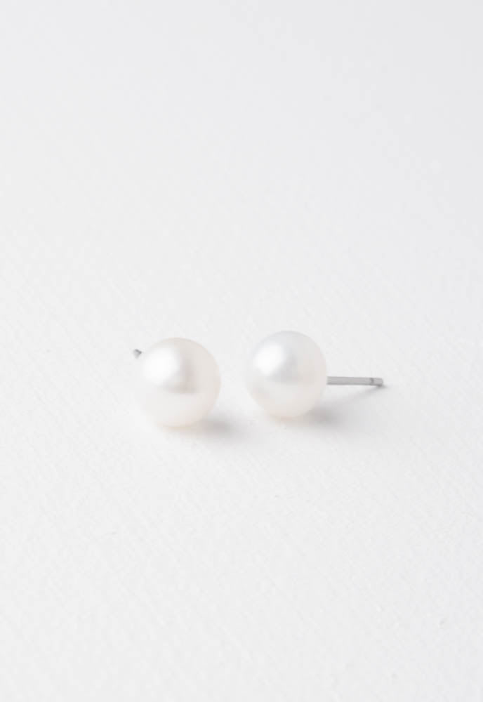 Lily Classic Pearl Earrings
