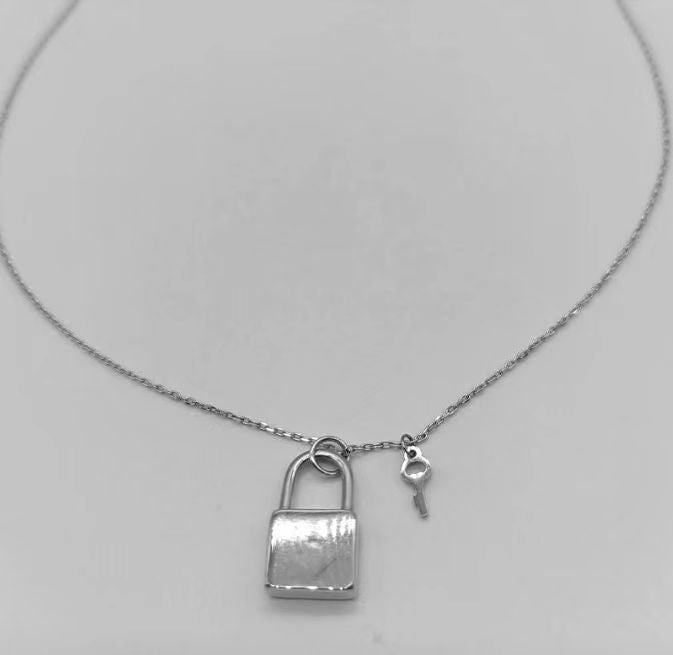CSTMLCKSIL Lock and Key Necklace