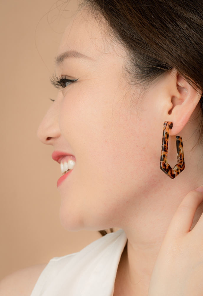 Alma Resin Hoops in Tortoise Shell